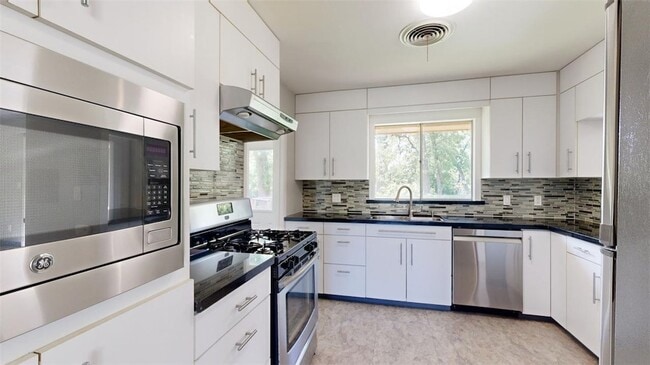 Building Photo - 203 W Brookside Dr