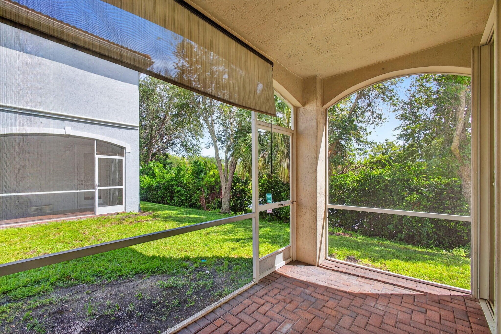 Building Photo - 2213 Oakmont Dr