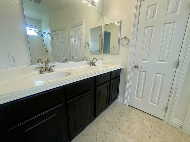 Building Photo - charming single-family residence located in Henderson