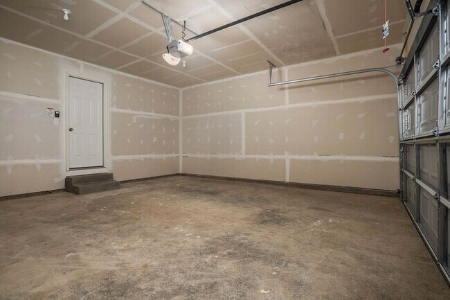 Building Photo - 5643 Claremount St