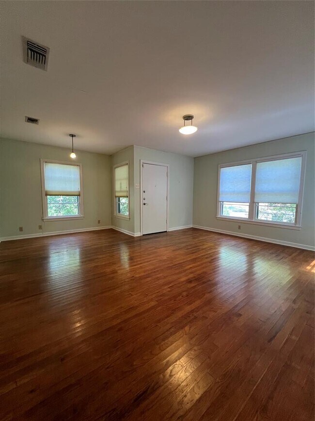 Building Photo - 1511 Romeria Dr
