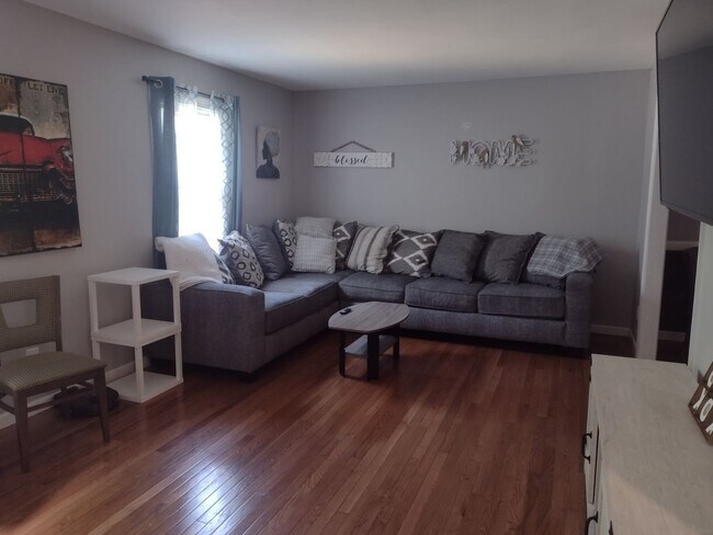 Building Photo - Beautifully renovated 4 bed 5 bath condo with a private back yard