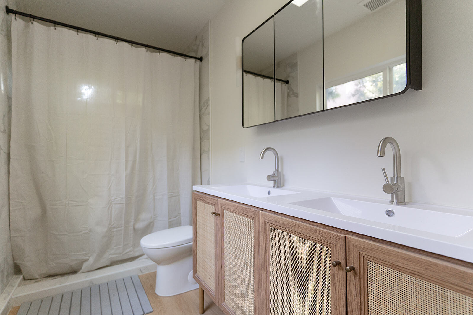 Building Photo - 2841 Los Feliz Dr
