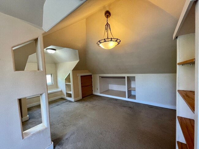 Building Photo - 4 Bed 1.5 Bath 1758sqft - Historic Charm with Renovations and so Much More!