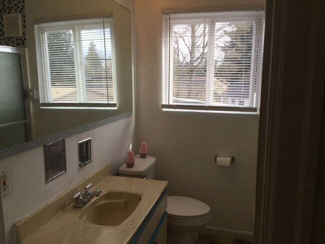 Building Photo - 801 Pecks Dr