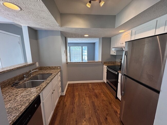 Building Photo - 3 bedroom/2.5 bath in Brentwood (Nipper's ...