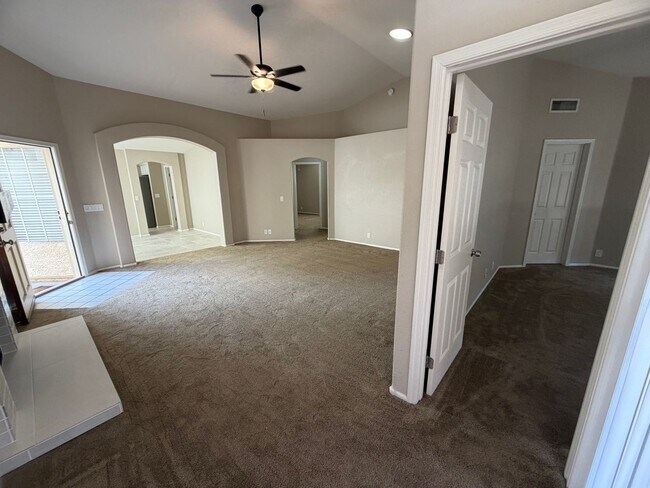 Building Photo - Desirable Arrowhead Ranch Home