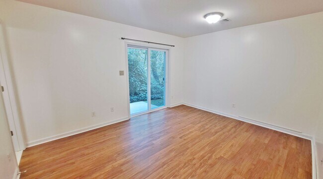 Building Photo - 3 Bed / 2-1/2 Bath Single Family Townhome with 1-Car Garage
