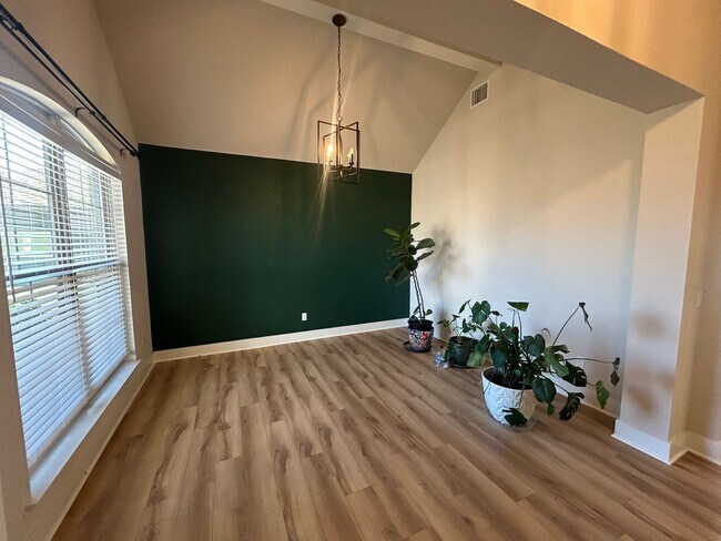 Building Photo - Amazing 3 Bedroom Midway Home