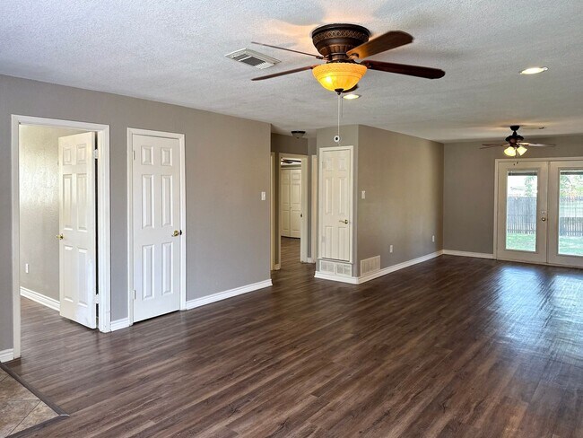 Building Photo - 3 Bedroom / 2 Bath / 2 Car Garage