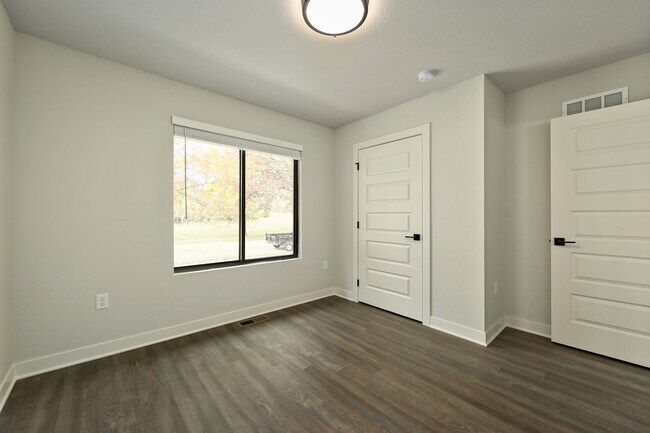 Building Photo - Three Bedroom Townhome Attached Garage