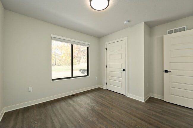 Building Photo - Three Bedroom Townhome with Large Unfinish...