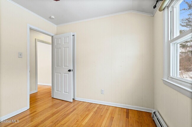 Building Photo - 165 S Pine Ave