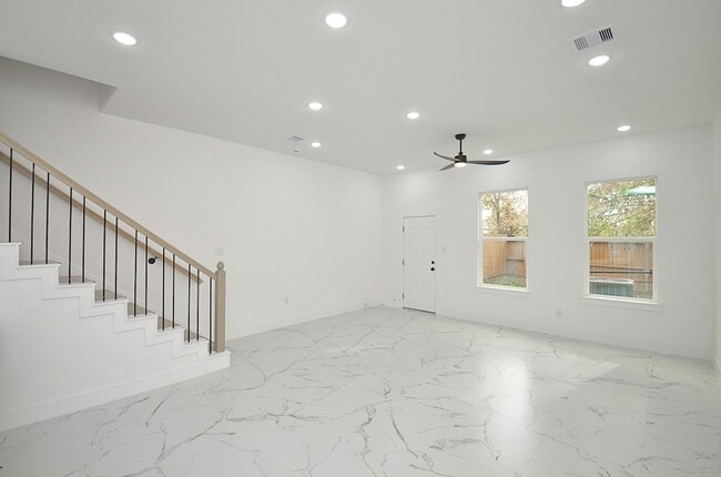 Building Photo - 9312 Waller St