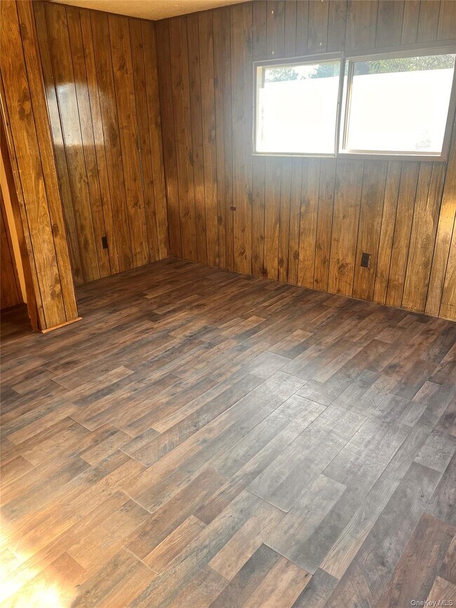 Building Photo - 373 Bruyn Turnpike