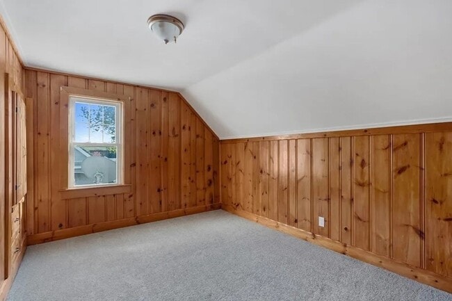 Building Photo - Sunny & Bright Updated 2 BA / 1 Ba Home in Dartmouth