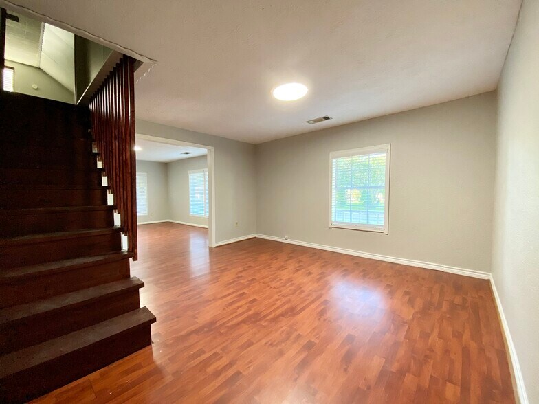 Building Photo - 2503 Ave G