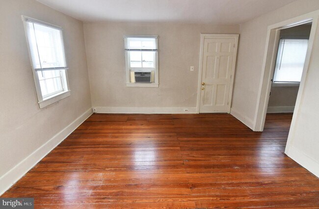 Building Photo - 122 E Monmouth St