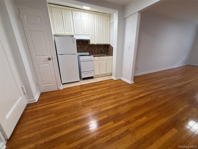 Building Photo - 50 S Middle Neck Rd