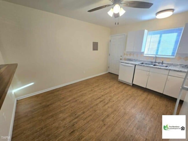 Building Photo - Lovely Two Bedroom Apartment Ready for Mov...