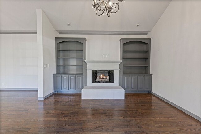 Building Photo - Luxury Living in a Gated Community