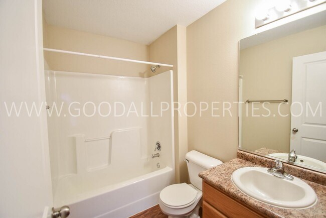 Building Photo - 2-Bedroom, 2.5-Bath Urbandale Townhome with 2-Car Garage & Deck
