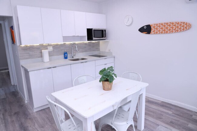 Building Photo - 1109 Douglas Rd