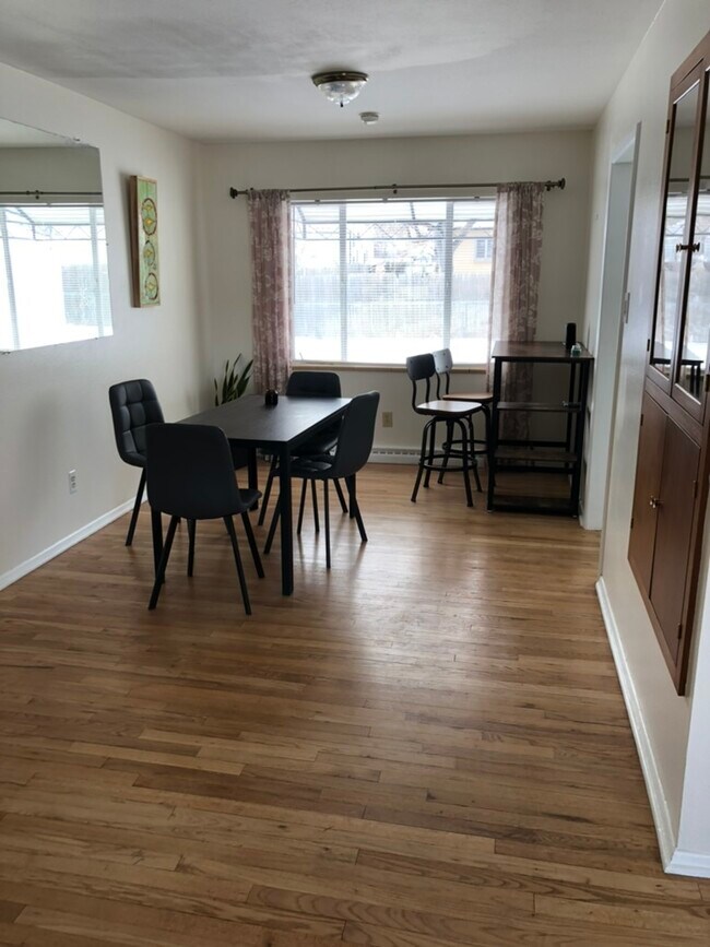 kitchen table - 891 S Taft St