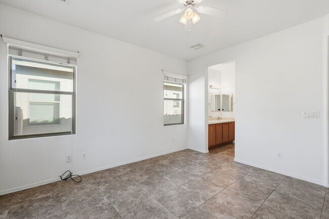 Building Photo - 907 E Catkins Pl