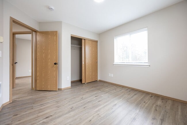 Building Photo - 4Bed/2.5 Bath available in SE Portland