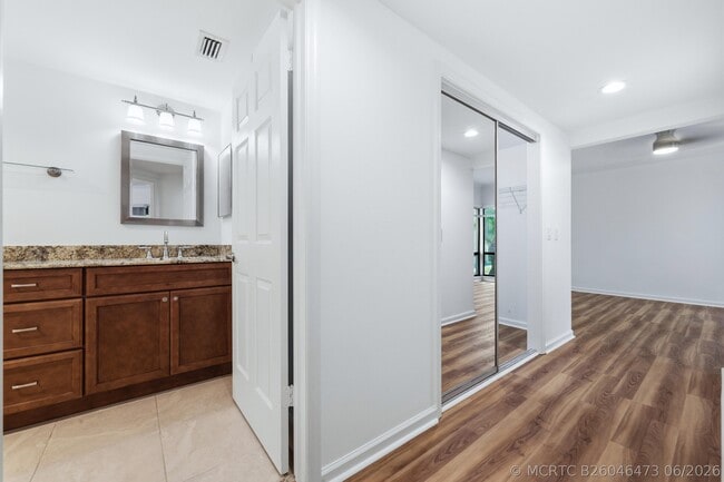 Building Photo - 101 Waterview Dr