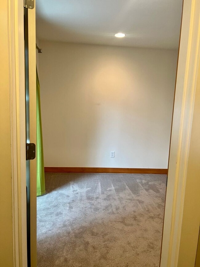 Building Photo - Available 1/0! Cozy townhouse in the Mt Baker neighborhood.