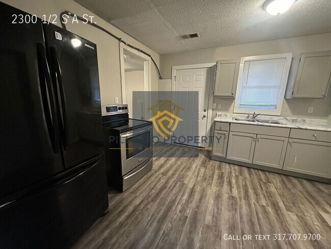 Building Photo - 2300 S A St