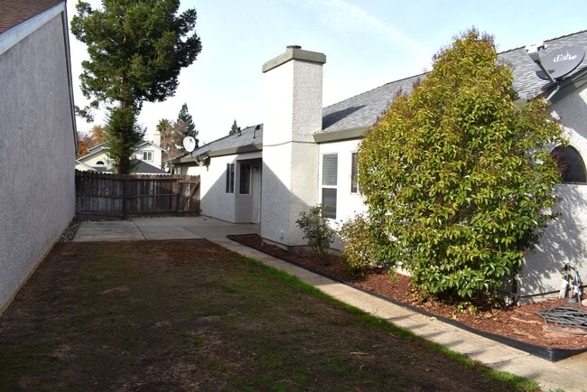 Building Photo - 9435 Soaring Oaks Dr