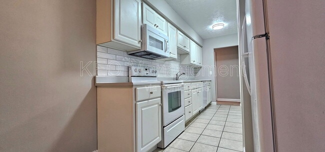 Building Photo - 3080 Southdale Dr