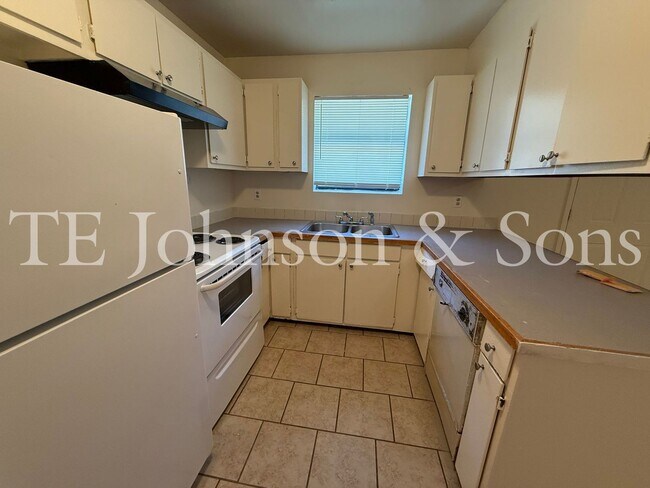 Building Photo - Comfortable 2 Bedroom Living with All Utilities Included on Oakcroft