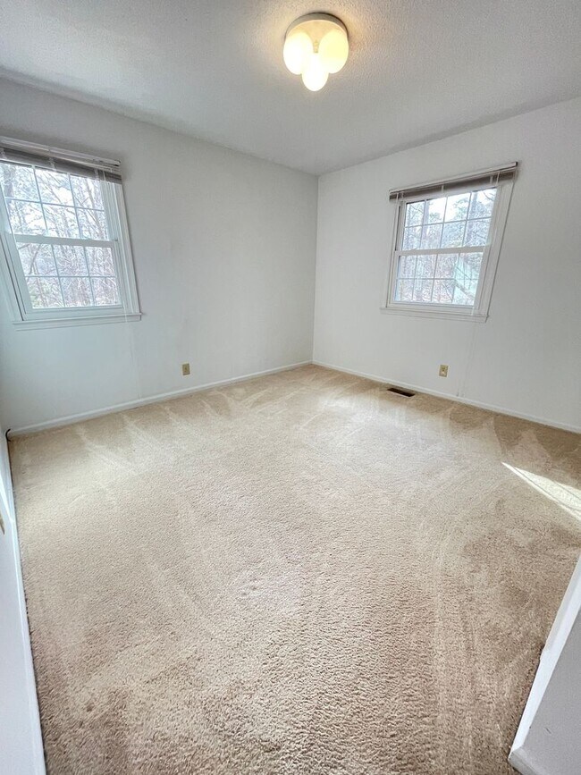 Building Photo - Lovely 3br 2ba home in quiet Chapel Hill neighborhood, walking distance to McDougle Elementary!