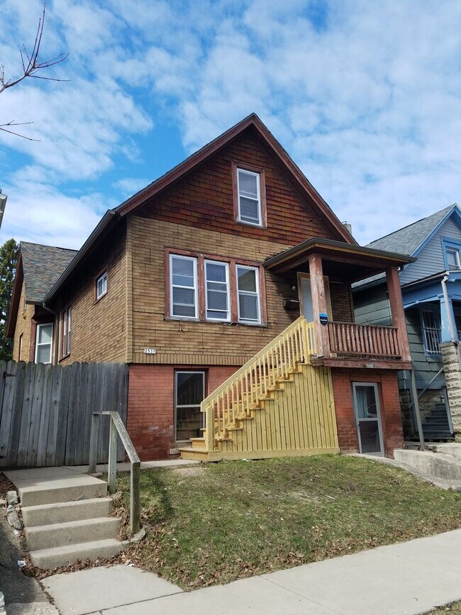 Building Photo - 2537 N Weil St