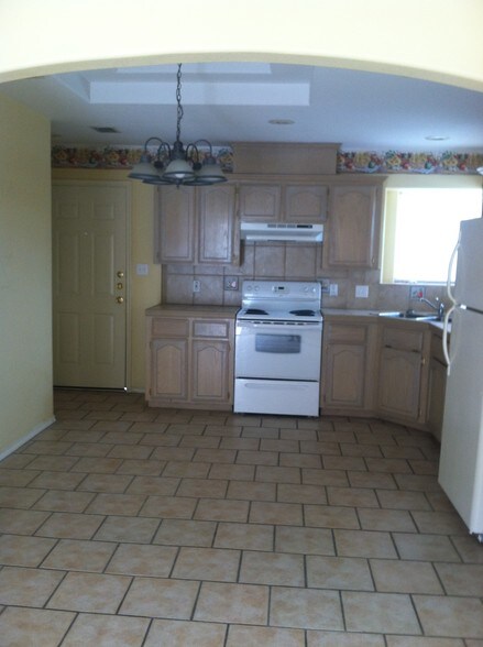 Kitchen - 2408 Moonlight Ln