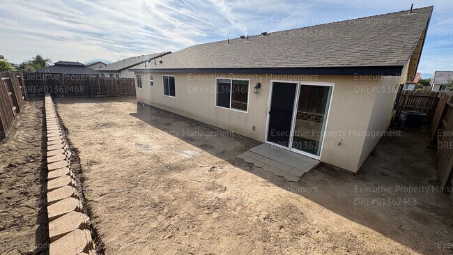 Building Photo - 5 bedroom, 2 bathroom, 3 car garage located near Taft Hwy/ Chevalier Rd