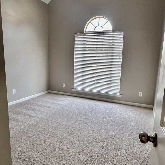 Building Photo - 384 Savannah Cir