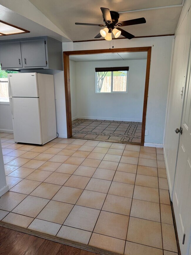 Building Photo - 3 Bed/1 Bath with Large fenced yard in central Paso Robles near Highschool!
