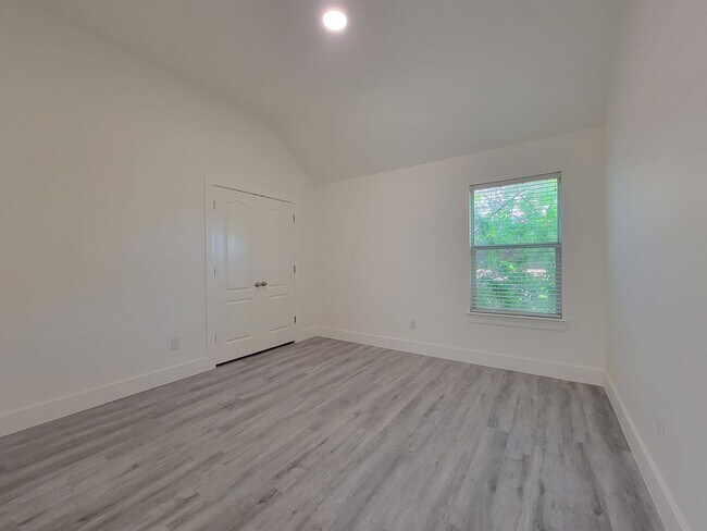 Building Photo - 405 Darkwoods Dr