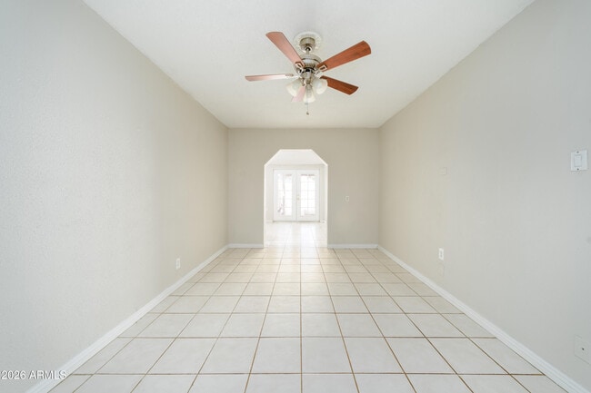 Building Photo - 2416 E Clarendon Ave