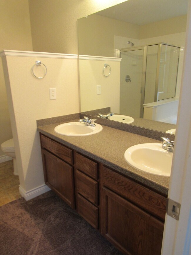 Building Photo - Rare Bradburn Single Family home including Carriage house