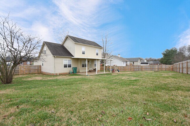 Building Photo - Pet Friendly Three Bedroom with Bonus!