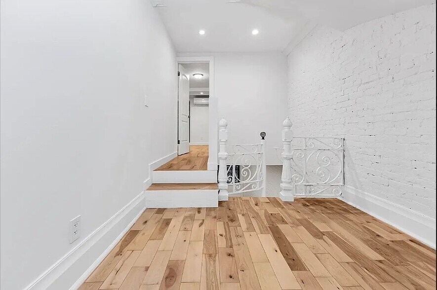Building Photo - 404 W 22nd St