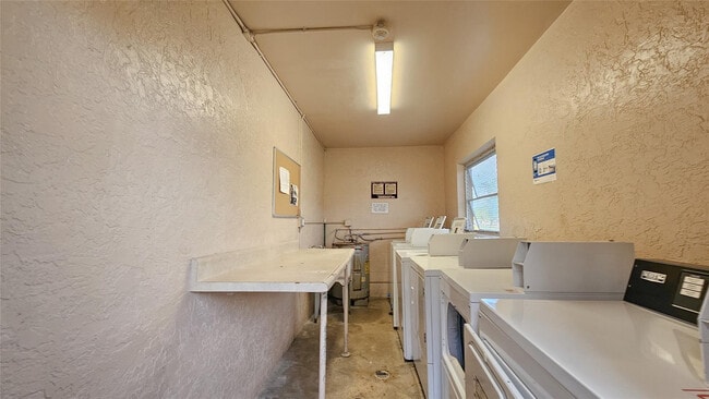 Building Photo - 416 Lakeside Dr