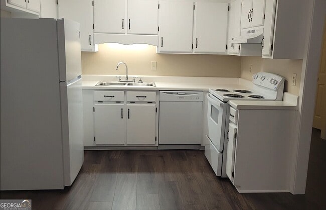 Building Photo - 5 Rockcreek Dr