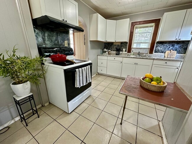Building Photo - 1 bedroom, 1 bathroom home for rent in Wat...